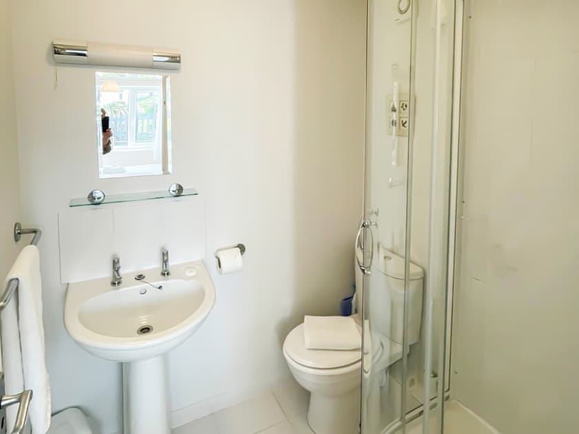 Bathroom | Bluebell Apartment - Moorhead Country Holidays, Woolfardisworthy, Clovelly