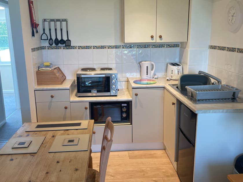 Kitchen | Goldfinch Apartment - Moorhead Country Holidays, Woolfardisworthy, Clovelly