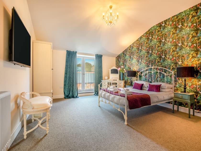 Kingsize bedroom with ensuite  | Old Barn 1 - Bedborough Farm Cottages, Wimborne
