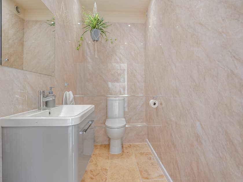 Downstairs Toilet  | Old Barn 1 - Bedborough Farm Cottages, Wimborne