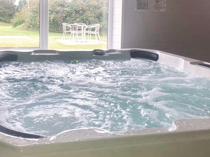 Jacuzzi | Chestnut Apartment - Moorhead Country Holidays, Woolfardisworthy, Clovelly