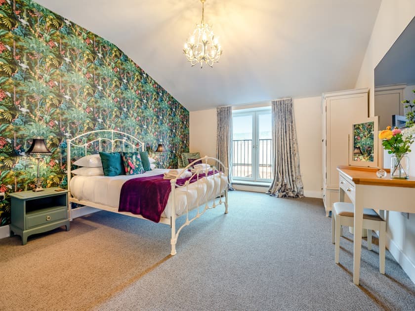 Kingsize bedroom with ensuite  | Old Barn 2 - Bedborough Farm Cottages, Wimborne