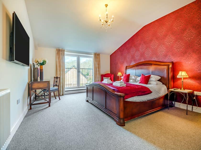 Superking bedroom with ensuite  | Old Barn 2 - Bedborough Farm Cottages, Wimborne
