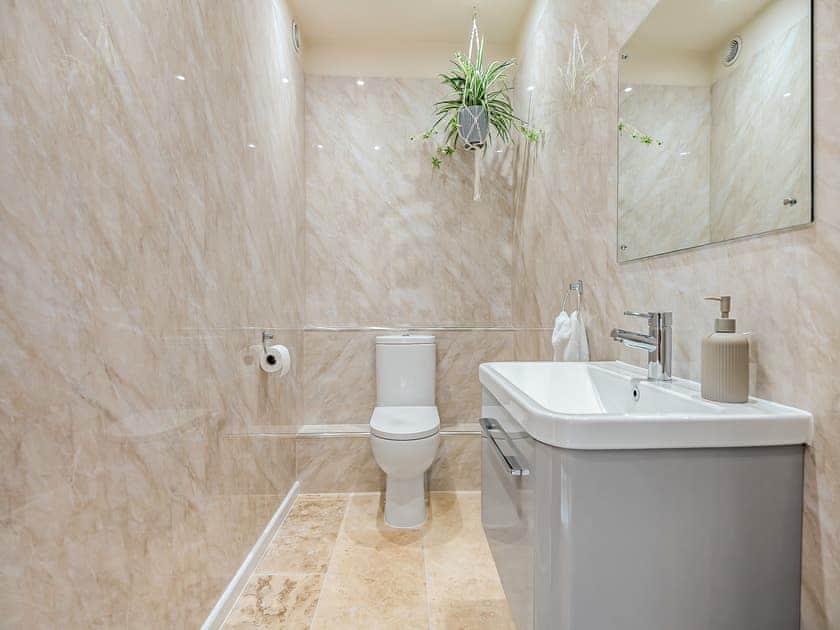 Downstairs Toilet  | Old Barn 2 - Bedborough Farm Cottages, Wimborne