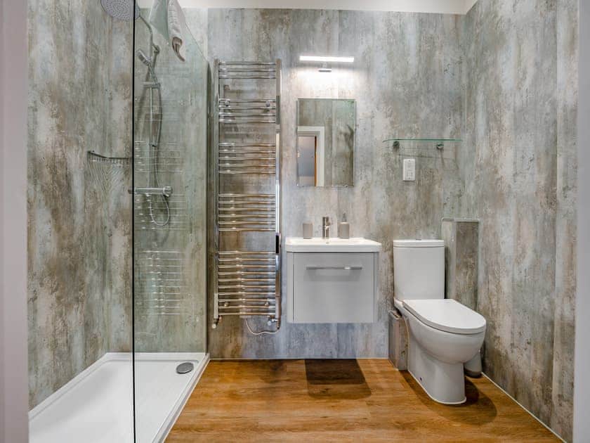 En-suite | Old Barn 2 - Bedborough Farm Cottages, Wimborne