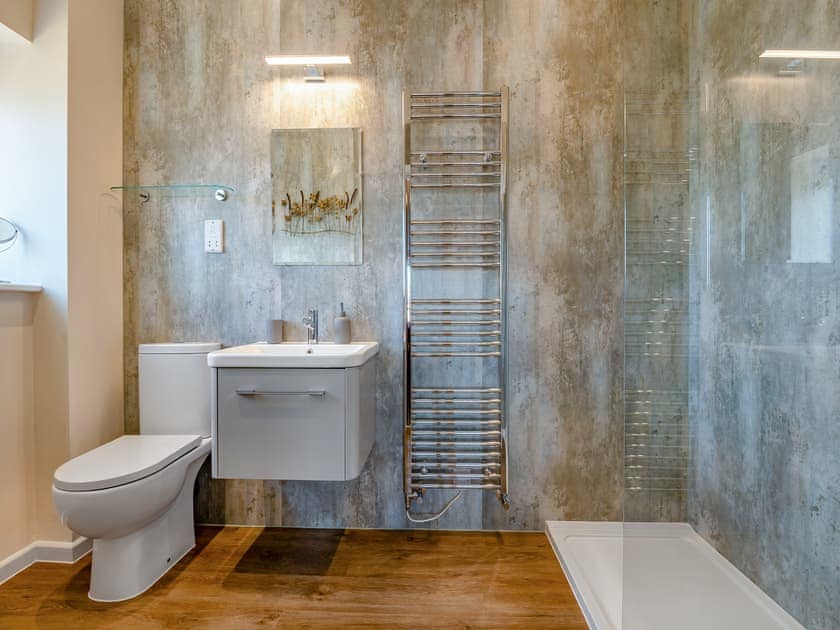 En-suite | Old Barn 2 - Bedborough Farm Cottages, Wimborne