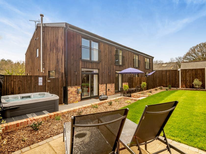 Hot Tub and garden  | Old Barn 2 - Bedborough Farm Cottages, Wimborne