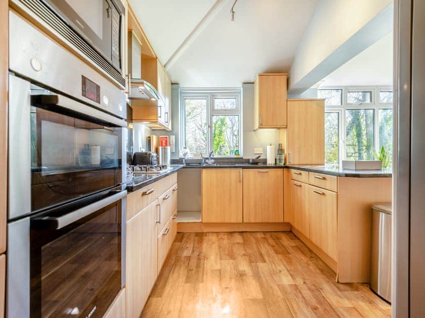 Well-equipped fitted kitchen | Arnewood Corner, Sway, near Lymington