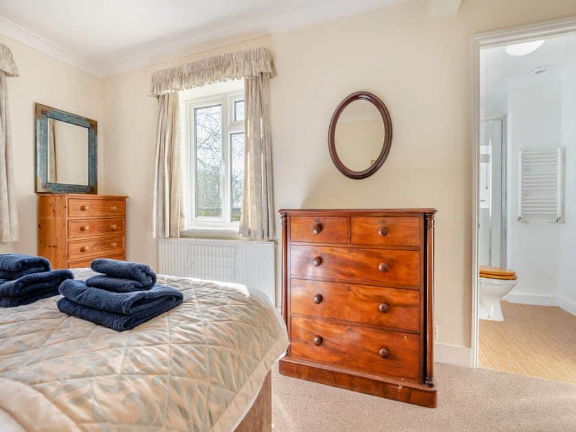 Comfortable en-suite double bedroom | Arnewood Corner, Sway, near Lymington