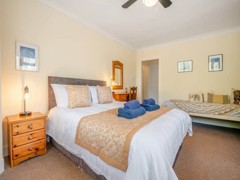 Light and airy en-suite double bedroom | Arnewood Corner, Sway, near Lymington