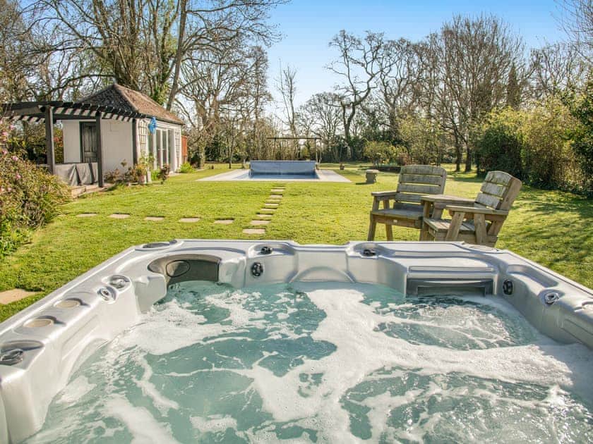 Relaxing private hot tub | Arnewood Corner, Sway, near Lymington
