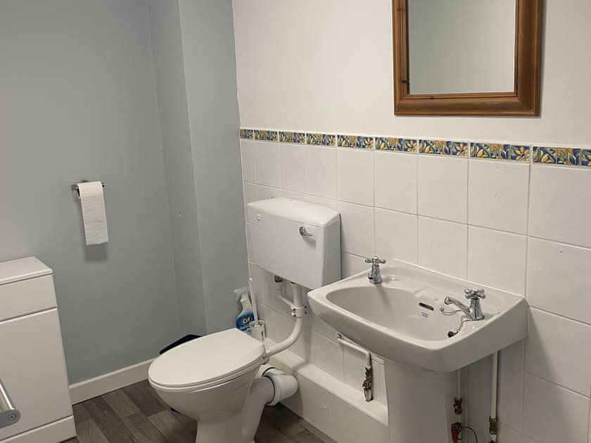 Bathroom | Greenfinch Apartment - Moorhead Country Holidays, Woolfardisworthy, Clovelly