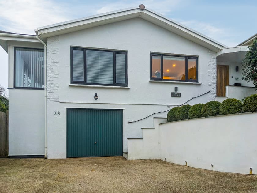 Exterior | The White House, Dartmouth