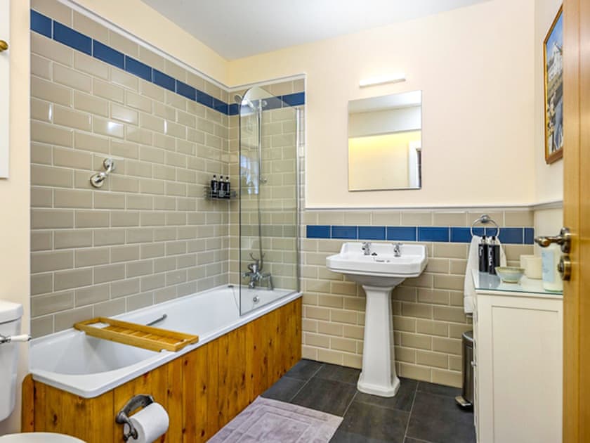 Bathroom | Valentine Suite - Meldrum Apartments, Ceres, near St Andrews
