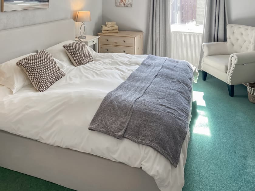 Master bedroom - super king size bed   | Shepherd’s Cottage - Elwick Farm Holiday Cottages, Belford