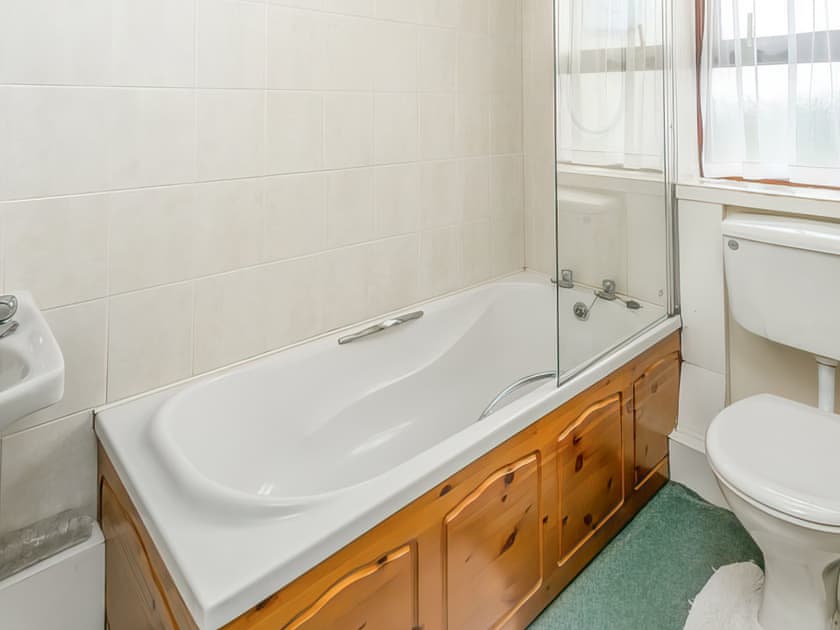 Bathroom | Shepherd’s Cottage - Elwick Farm Holiday Cottages, Belford