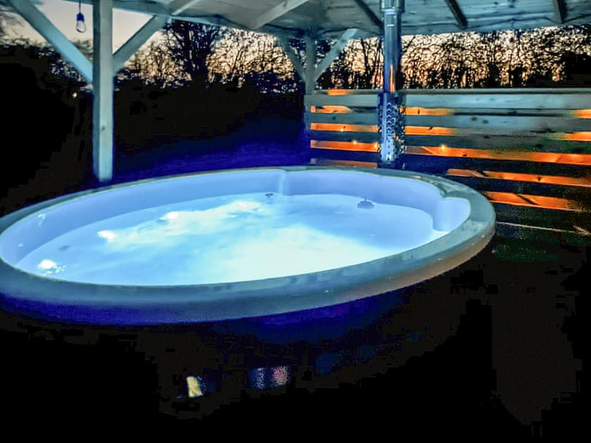 Jacuzzi | Gladwyns Farm Lodge, Thaxted