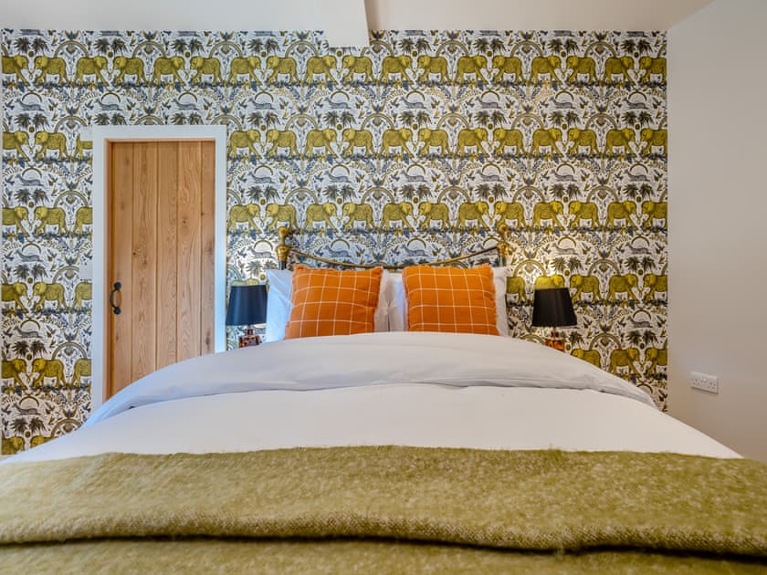 Double bedroom | The Oast - New Shelve Farm Holidays - New Shelve Farm Holidays, Lenham, near Maidstone