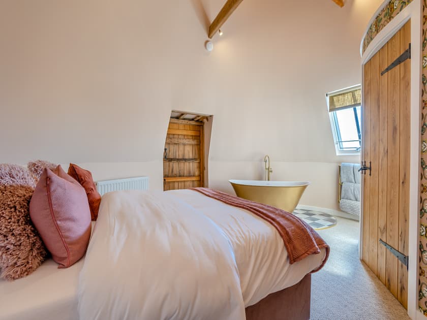Double bedroom | The Oast - New Shelve Farm Holidays - New Shelve Farm Holidays, Lenham, near Maidstone