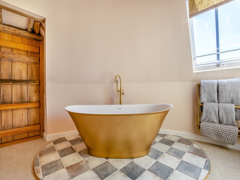 Bathroom | The Oast - New Shelve Farm Holidays - New Shelve Farm Holidays, Lenham, near Maidstone