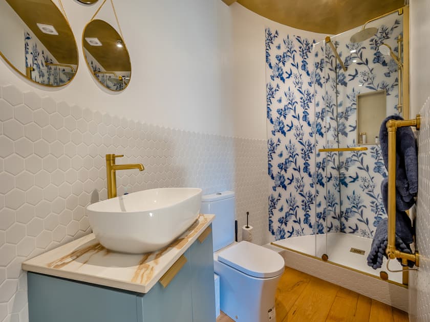 Bathroom | The Oast - New Shelve Farm Holidays - New Shelve Farm Holidays, Lenham, near Maidstone