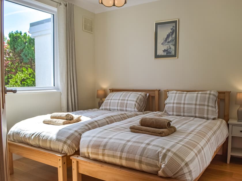 Twin bedroom | Yr Encil, New Quay