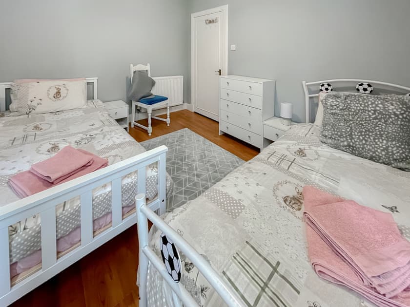 Twin bedroom | Homely Base, Crossgates