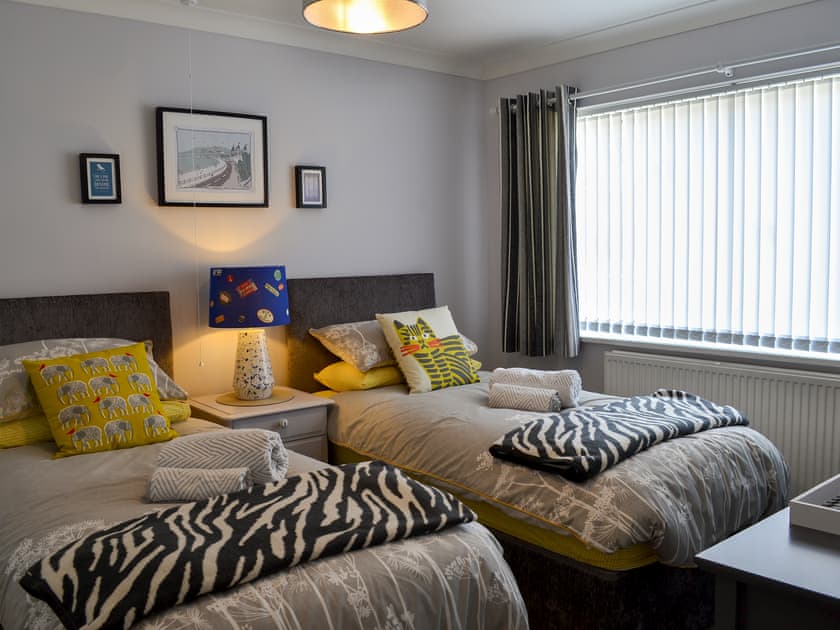 Twin bedroom | Scarborough Rose Apartment, Scarborough