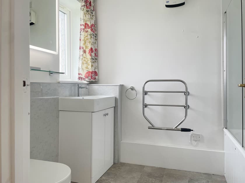 Bathroom | Thelma’s House - Elwick Farm Holiday Cottages, Belford