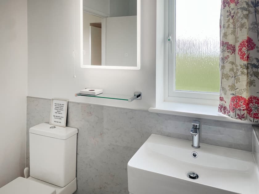 Bathroom | Thelma’s House - Elwick Farm Holiday Cottages, Belford