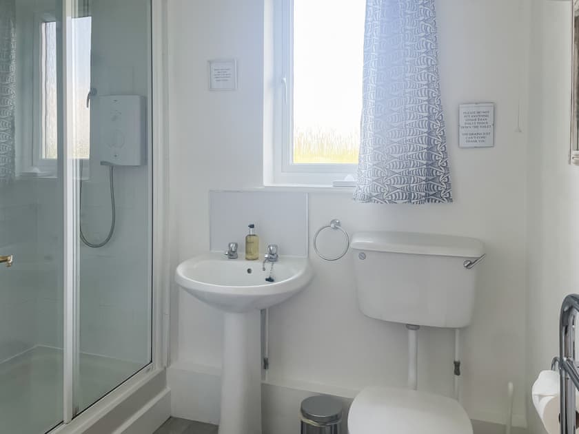 Bathroom | Thelma’s House - Elwick Farm Holiday Cottages, Belford