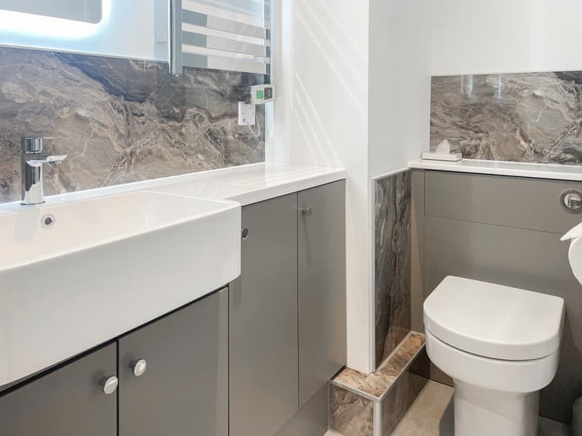 Bathroom | Thelma’s House - Elwick Farm Holiday Cottages, Belford