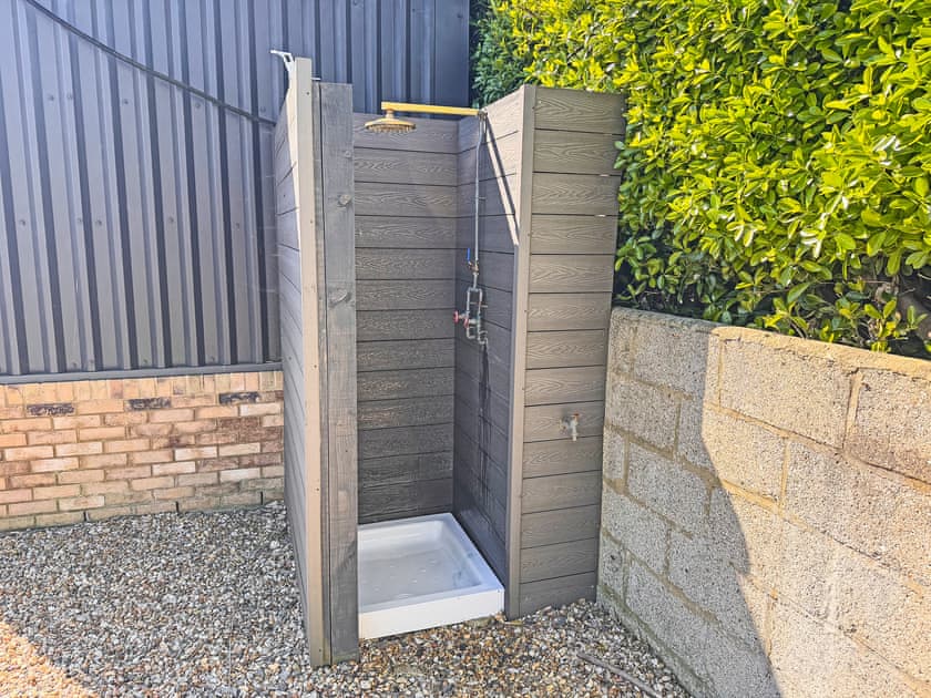 Outside shower with hot and cold water | Glenvar, Elmer
