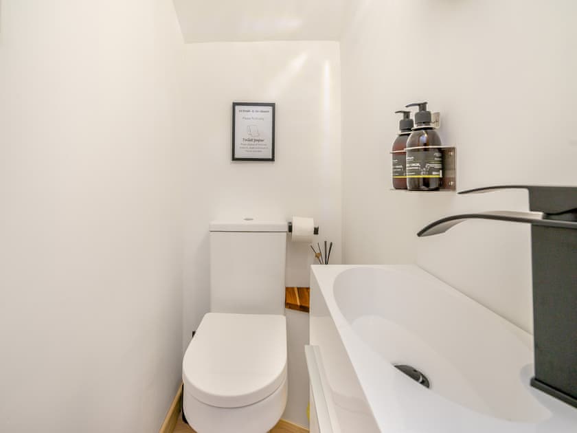 Ground floor toilet | Ardlevale Cottage, Pitlochry