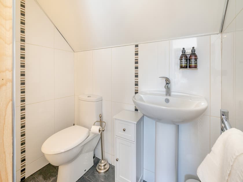 On-suite bathroom | Ardlevale Cottage, Pitlochry