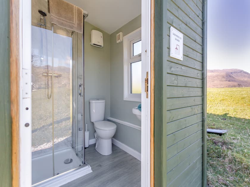 Shower room | Inchnadamph Lodge properties - Shepherds Hut - Inchnadamph Lodge Properties, Inchnadamph