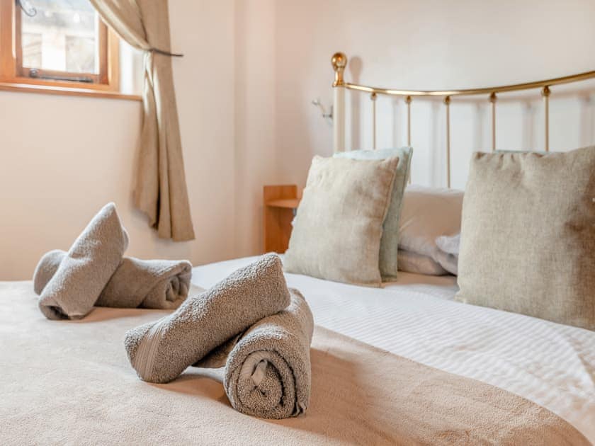 Double bedroom | The Parlour - Milton End Farm Barns, Arlingham, near Frampton-on-Severn