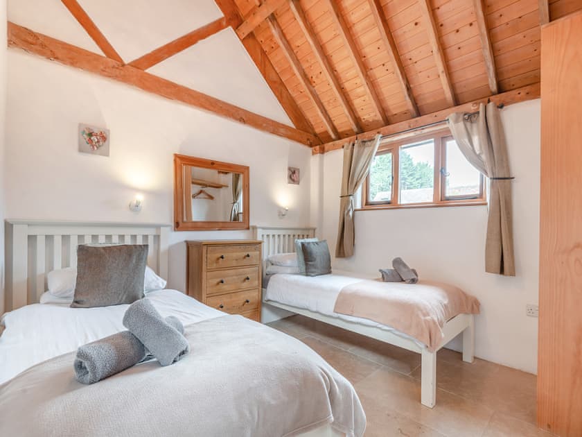 Twin bedroom | The Parlour - Milton End Farm Barns, Arlingham, near Frampton-on-Severn