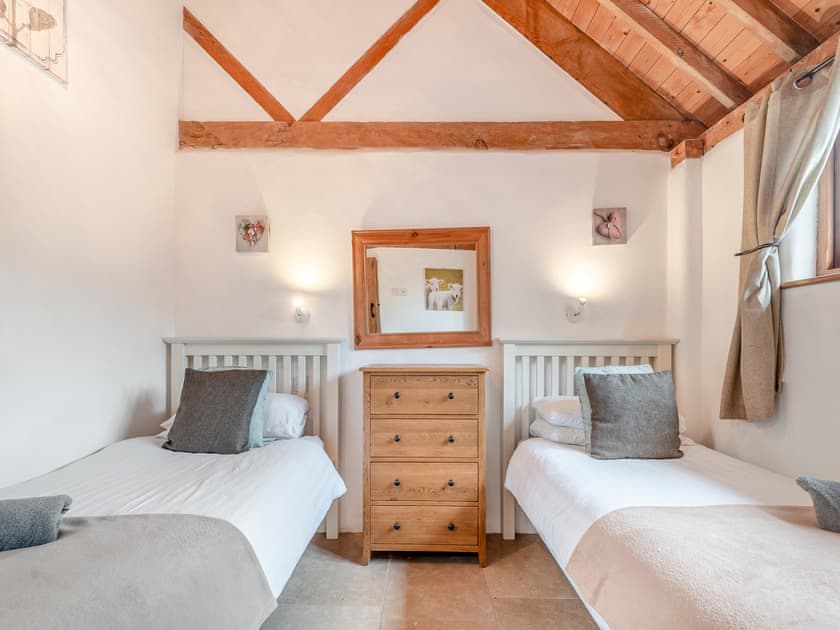 Twin bedroom | The Parlour - Milton End Farm Barns, Arlingham, near Frampton-on-Severn