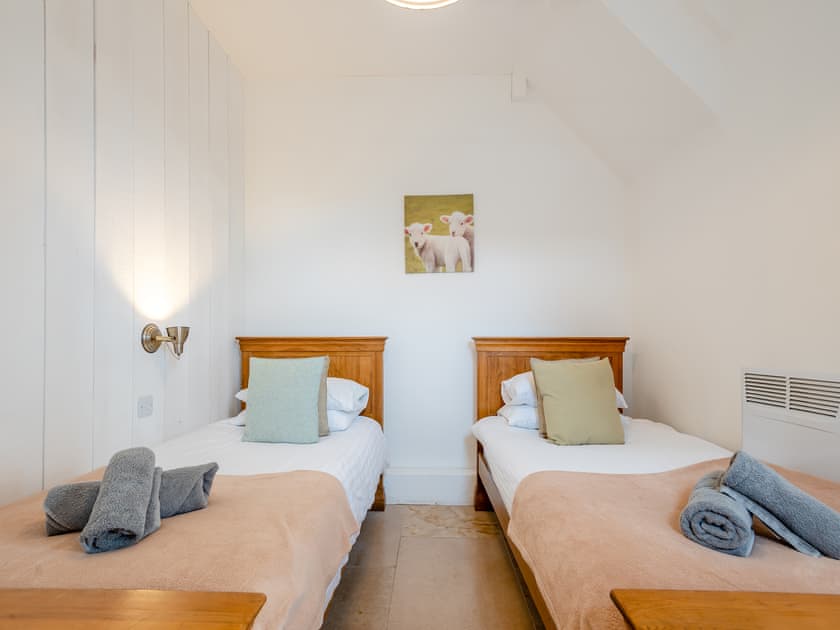 Twin bedroom | The Hay Barn - Milton End Farm Barns, Arlingham, near Frampton-on-Severn