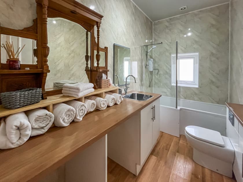 Bathroom | Glenfyne Apartment - Seaside House, Ardrishaig, near Lochgilphead