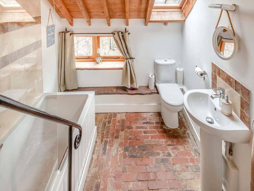 Family bathroom with shower over bath | The Chaff House - Milton End Farm Barns, Arlingham, near Frampton-on-Severn