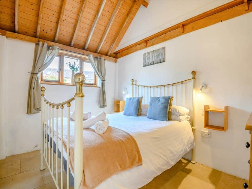 Double bedroom | The Cow Shed - Milton End Farm Barns, Arlingham, near Frampton-on-Severn
