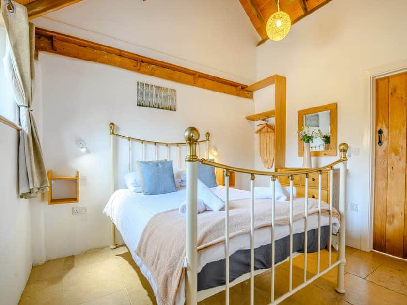 Double bedroom | The Cow Shed - Milton End Farm Barns, Arlingham, near Frampton-on-Severn