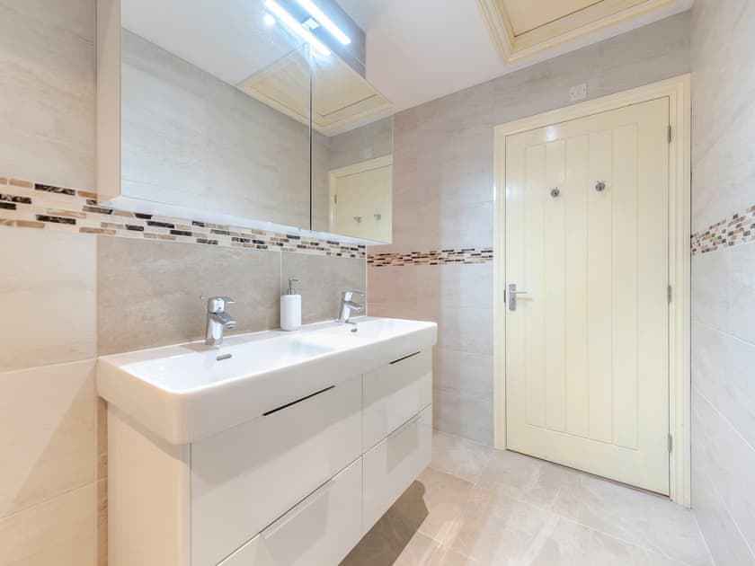 Bathroom | Pyllaubach, Llandeilo