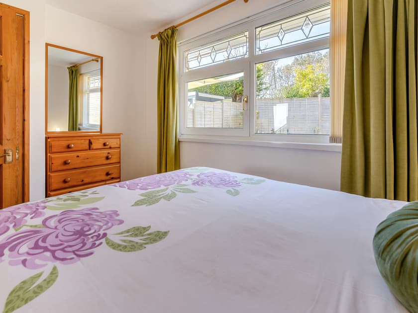 King size bed and bedroom  | Bungalow Highfields, Port Eynon