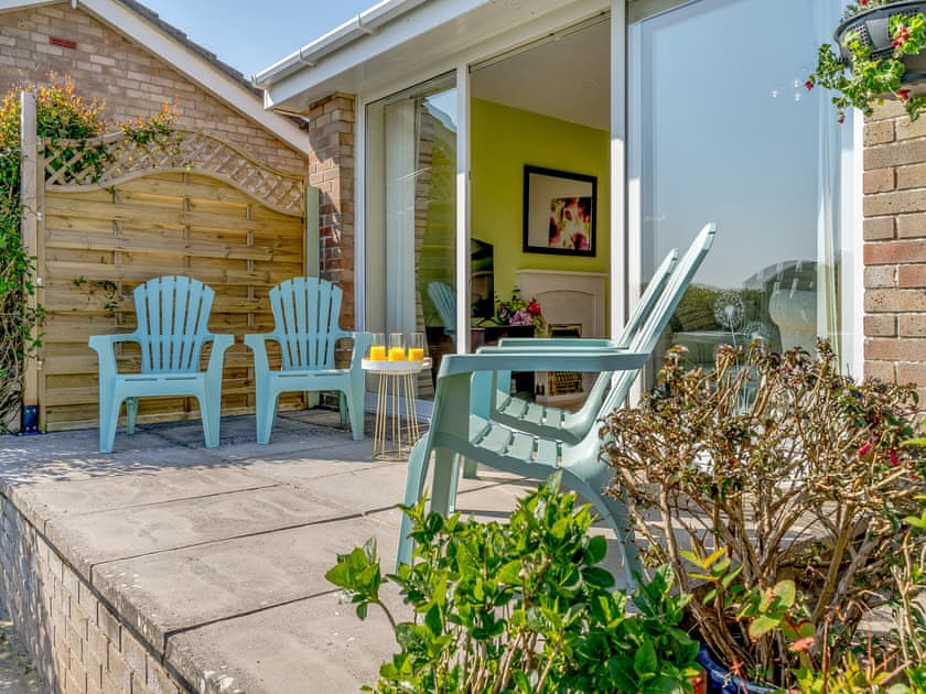 Patio where you can see the sea  | Bungalow Highfields, Port Eynon