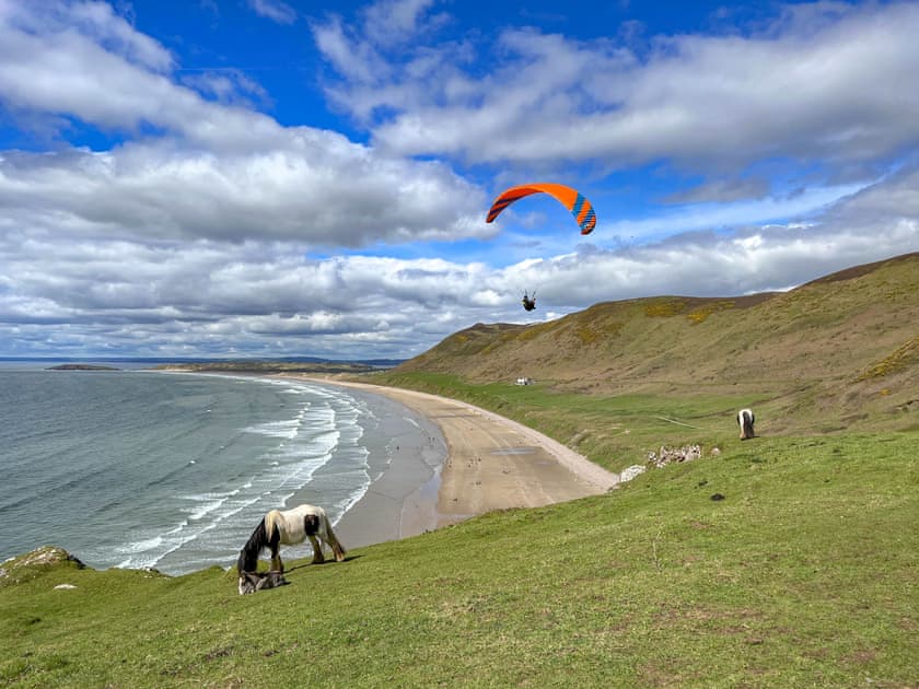 Rhossilli Beach and Kite surfers  | Bungalow Highfields, Port Eynon