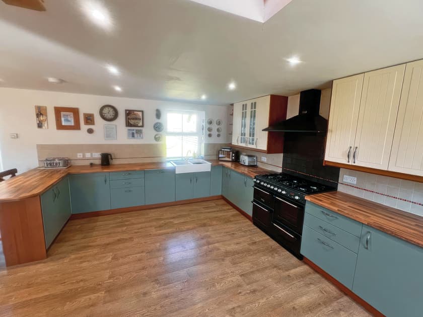 Kitchen/diner | Sgubor Wennol Ty Du, Llannor, near Pwllheli