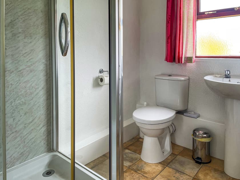 Bathroom | The Martin’s - Elwick Farm Holiday Cottages, Belford